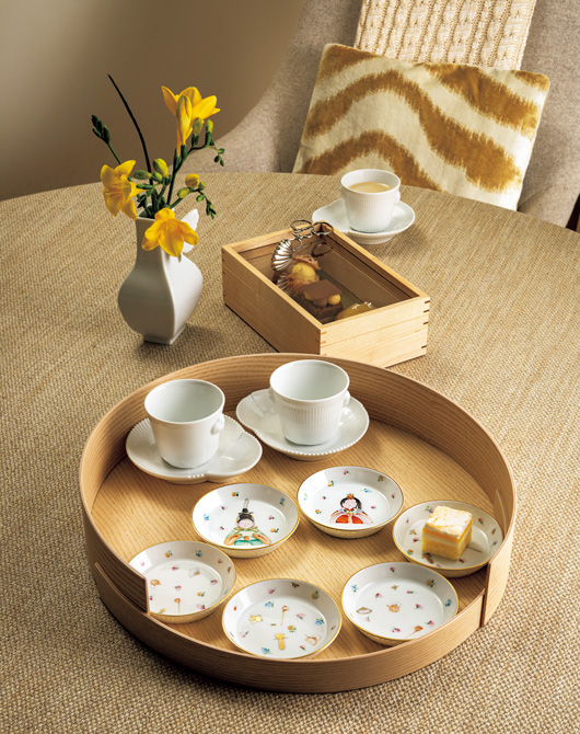 デンマークの絵付け師、石井逸郎さんが手がけた「雛豆皿」を暮らしに