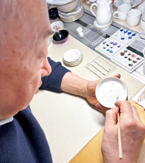 デンマークの絵付け師、石井逸郎さんが手がけた「雛豆皿」を暮らしに