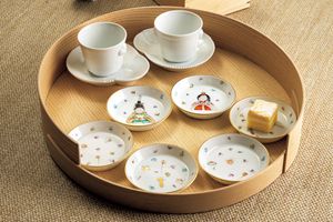 デンマークの絵付け師、石井逸郎さんが手がけた「雛豆皿」を暮らしに