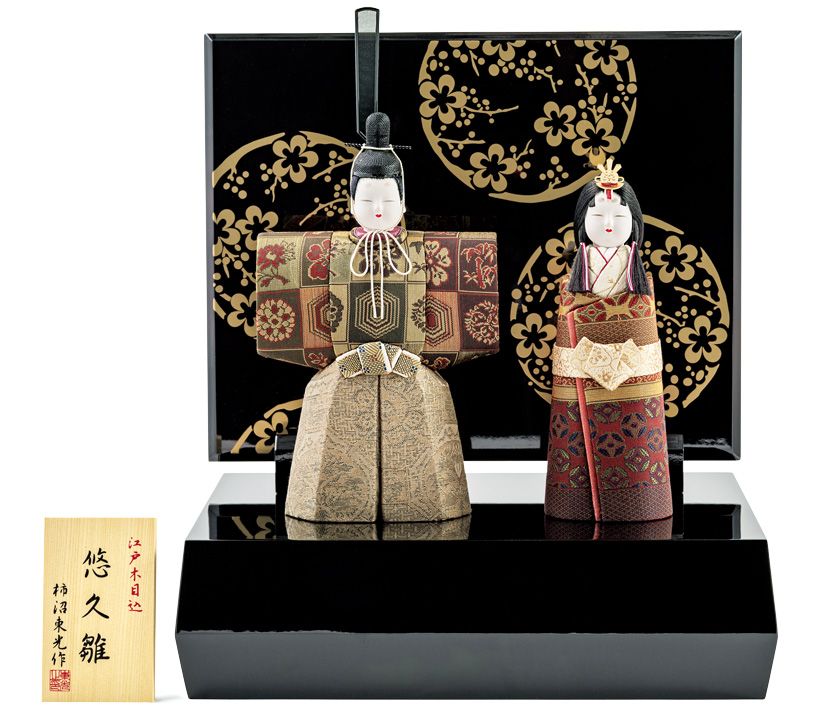 材質：人形／石膏　ウレタン樹脂　正絹　化繊　木工／MDF　サイズ：（約）全体／幅30 × 奥行き24 × 高さ38センチ　殿／幅12 × 奥行き6 × 高さ26センチ　姫／幅6.5 × 奥行き7 × 高さ18センチ　重さ：1.5キロ　※台、屛風、木札付き　申込番号　3019‐018598‐0‐0