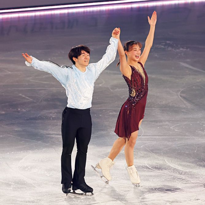 坂本選手の今季SP「Time to say Goodbye」のステップが好きすぎて完コピした鍵山優真選手。『メダリスト・オン・アイス』のアンコールでは2人でステップシークエンスを披露。