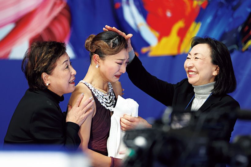 全日本選手権FS後に中野園子（左）、グレアム充子両コーチから褒められ、涙が止まらない坂本選手。