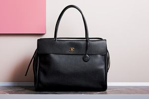 大きめのサイズ感で日常から小旅行まで活躍するシャネルのボストンバッグ