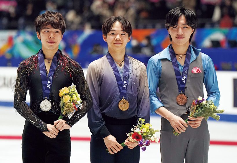 演技直後はミスした悔しさから優勝したとは思えない号泣を見せた鍵山選手（下の写真）だが、表彰式でようやく笑顔に。