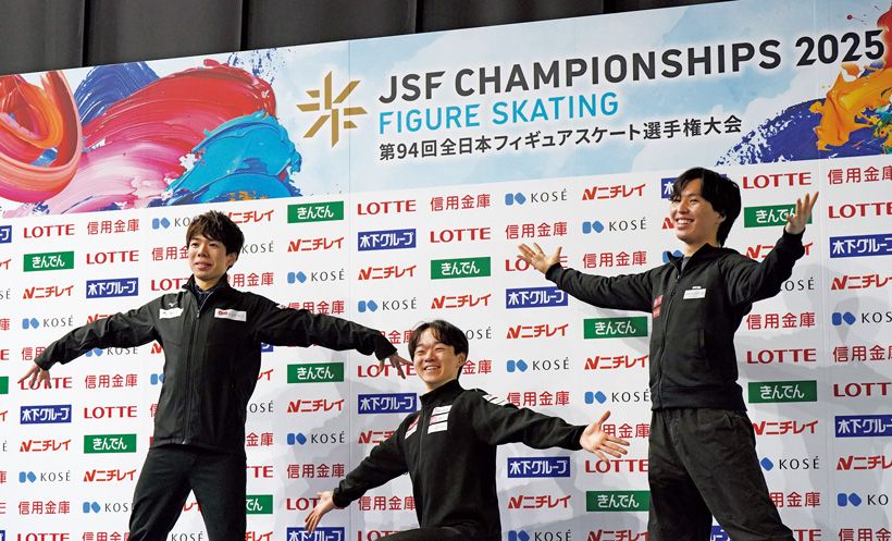 記者会見では3人でポーズ。