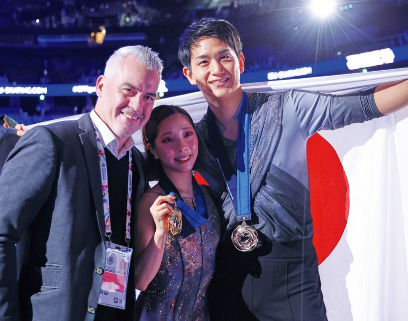 優勝を飾ったGPFでブルーノ・マルコットコーチと。ミラノ・コルティナ五輪でもぜひ再現を！　写真／長田洋平〈アフロスポーツ〉