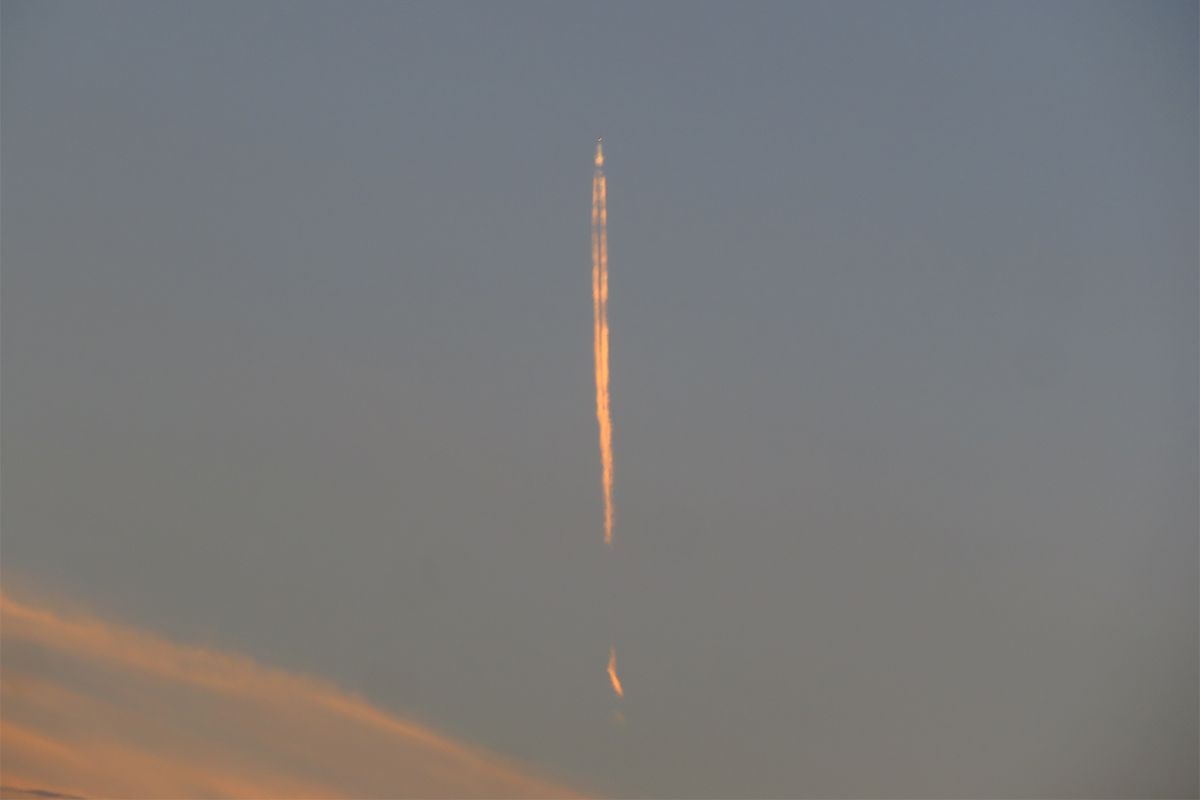 まるでロケット？ 空を昇るような飛行機雲が見られる理由