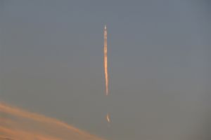 まるでロケット？ 空を昇るような飛行機雲が見られる理由
