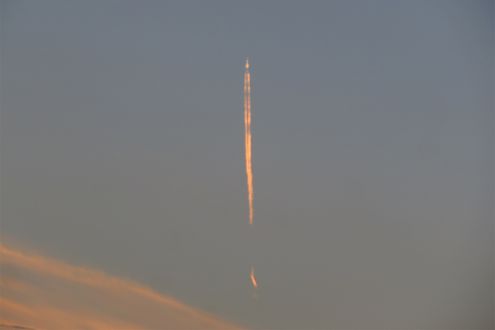 まるでロケット？ 空を昇るような飛行機雲が見られる理由