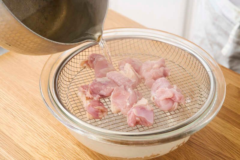 熱湯をまわしかけ、裏返して再びまわしかける。表面の汚れやあくが取れ、すっきりとした味に仕上がる