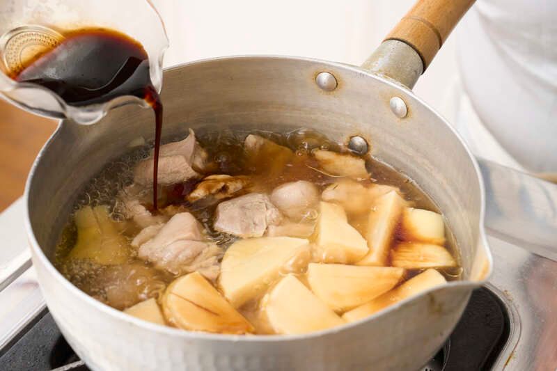 淡口醤油の代わりに濃口醤油と塩を使用し、色が濃くなりすぎないようにする。淡口醤油がある場合は濃口より塩分が強いので、塩を入れずに大さじ2弱入れる