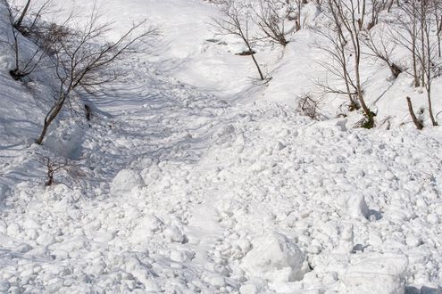 春は雪の多い地域での雪崩に注意。表層雪崩と全層雪崩の違いを解説