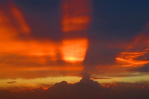 雲は地震の前兆にならない。地震が不安なら日頃の備えの確認を