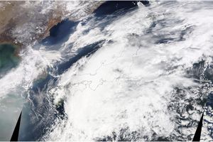 天気予報でよく聞く「西から天気が下り坂」。どうして西から天気が変わる？