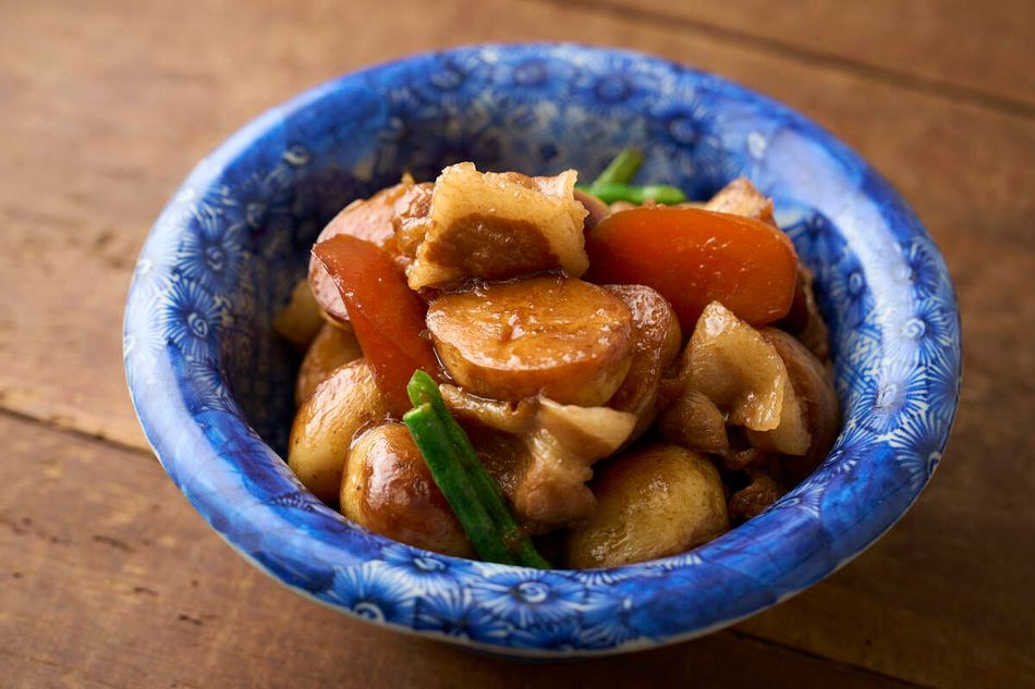 新じゃがを揚げずにコク深く！きじまりゅうたさんの「新じゃがと豚バラ肉の蒸し焼き煮」レシピ