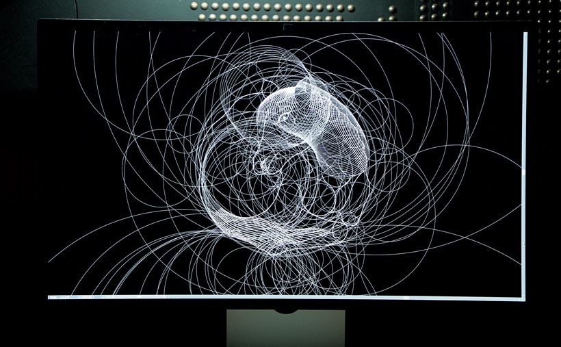 どのように描くのかによって“紋曼荼羅”の線の軌跡が全く異なり、そこに絵師のセンスが表れる。画面には、たてがみを成す円の軌跡が美しい「座り馬」の家紋が。