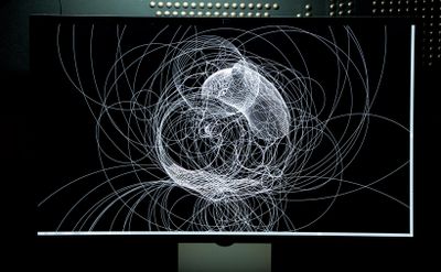 どのように描くのかによって“紋曼荼羅”の線の軌跡が全く異なり、そこに絵師のセンスが表れる。画面には、たてがみを成す円の軌跡が美しい「座り馬」の家紋が。