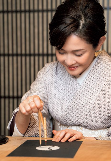 「ひと筆ごとに、魂を入れるような気持ちになります」──藤間さん