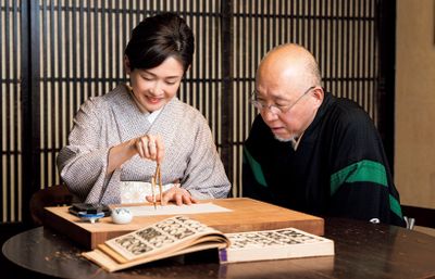 分廻しで曲線を描く際には、どこに支点を置き、どの位置から描き始めるかで紋の表情が変わる。「筆順も大事だったとは驚きました。弧のしなり具合は絵師のセンスで決まるのですね」と紋の奥深さを体感。