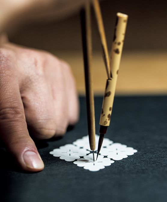 高麗屋の定紋である四ツ花菱。シンプルで左右対称な形の紋ほど、すべてを均一な線でバランスよく描くことが難しいという。