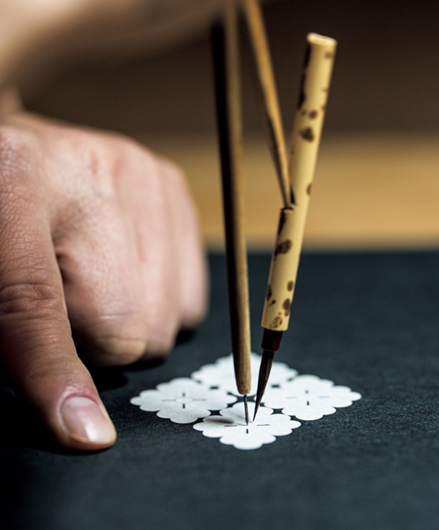 高麗屋の定紋である四ツ花菱。シンプルで左右対称な形の紋ほど、すべてを均一な線でバランスよく描くことが難しいという。
