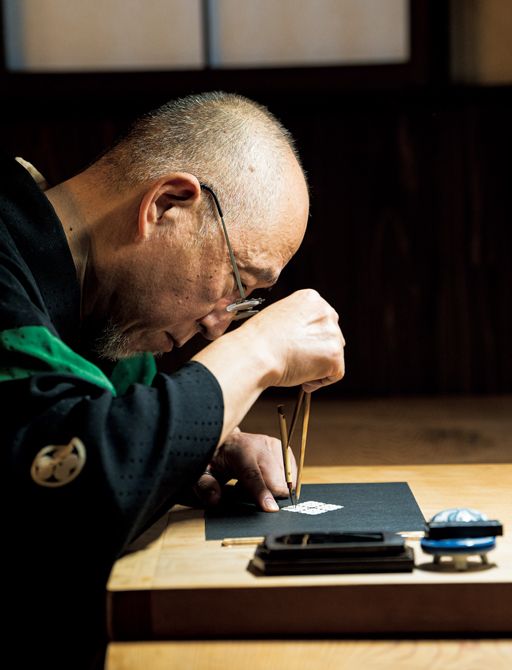 この道50年の紋章上絵師の波戸場承龍さん。