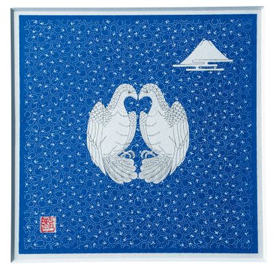 仕事の大半がデジタルワークになった今でも、承龍さんは手描きの作品にも挑み続けている。写真は、茄子の江戸小紋の型紙を、越前和紙の重要無形文化財保持者である岩野市兵衛さんが漉いた紙に、鷹と富士山を手描きでデザインした“一富士二鷹三茄子”の作品。