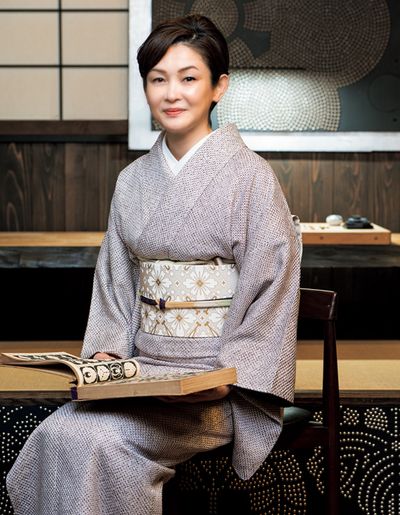 古い紋の資料を手にする藤間さん。この日の装いは、高麗屋の定紋にちなんだ花菱の染め帯を主役とし、ご実家のお母様譲りのものという総絞りの本疋田鹿の子のきものを合わせて。