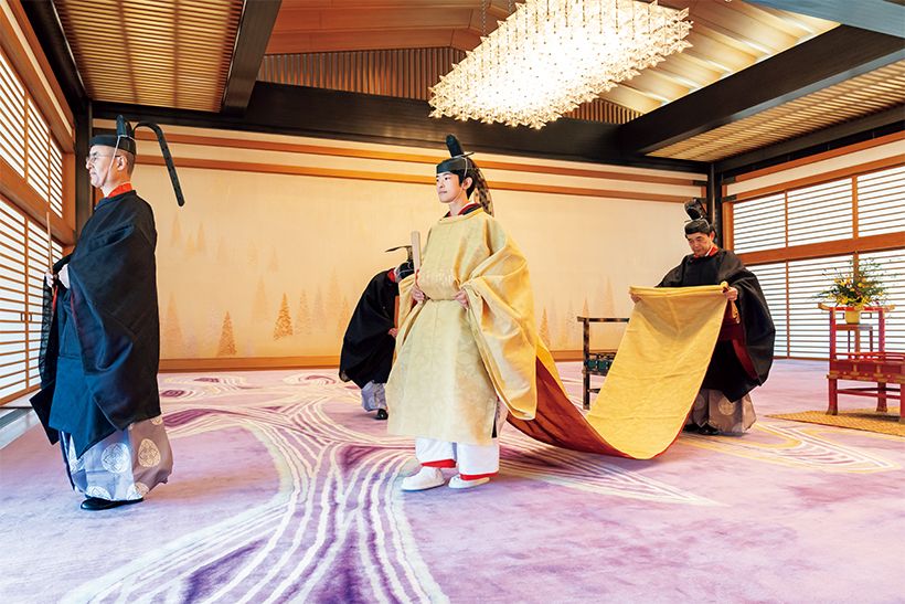 天皇陛下より賜った冠をおつけになり、両陛下、両殿下、皇族方をはじめ参列の方々にご挨拶を済まされた後、春秋の間をご退出になる悠仁さま。