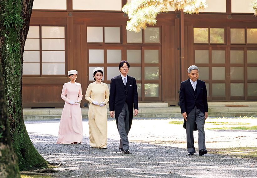 悠仁さまのご拝礼をお見守りになるため、宮中三殿に向かわれる秋篠宮皇嗣同妃両殿下、佳子内親王殿下。