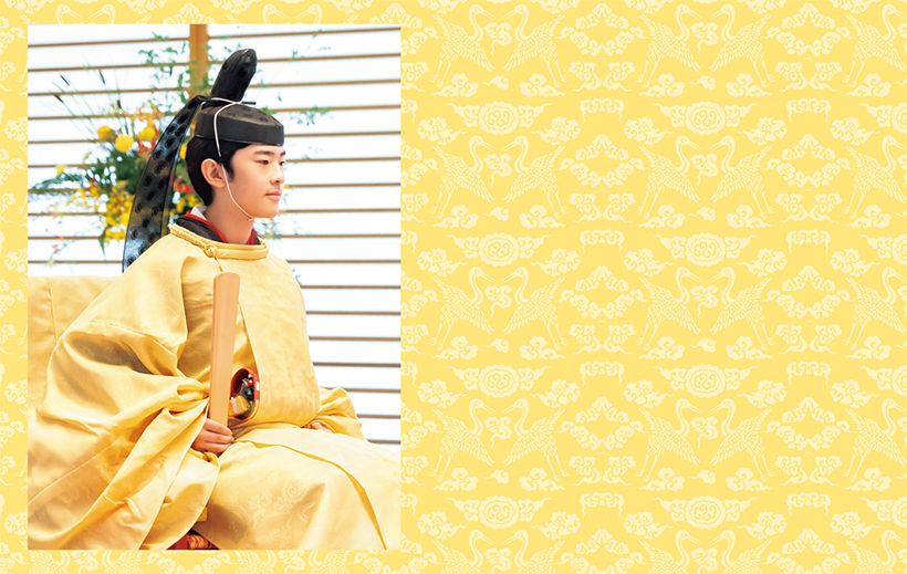 皇居・宮殿「春秋の間」で行われた「加冠の儀」。天皇皇后両陛下、秋篠宮皇嗣同妃両殿下をはじめ皇族の方々、ご臨席の方々が見守られる中、悠仁さまは未成年の額当て「空頂黒幘（くうちょうこくさく）」から成年の証である冠（燕尾纓（えんびのえい））へ被り物を替えられた。写真上の地に敷いた雲鶴文は、悠仁さまの袍（ほう）に使われた文様で、瑞雲の中で向かい合う阿吽の鶴が描かれている。