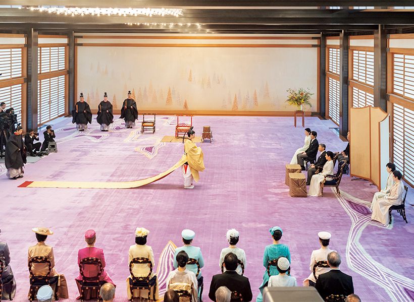 「加冠の儀」。皇居・宮殿「春秋の間」で天皇陛下から賜った成年用の冠をつけられて、ご臨席の天皇皇后両陛下へご挨拶をなさる悠仁さま。