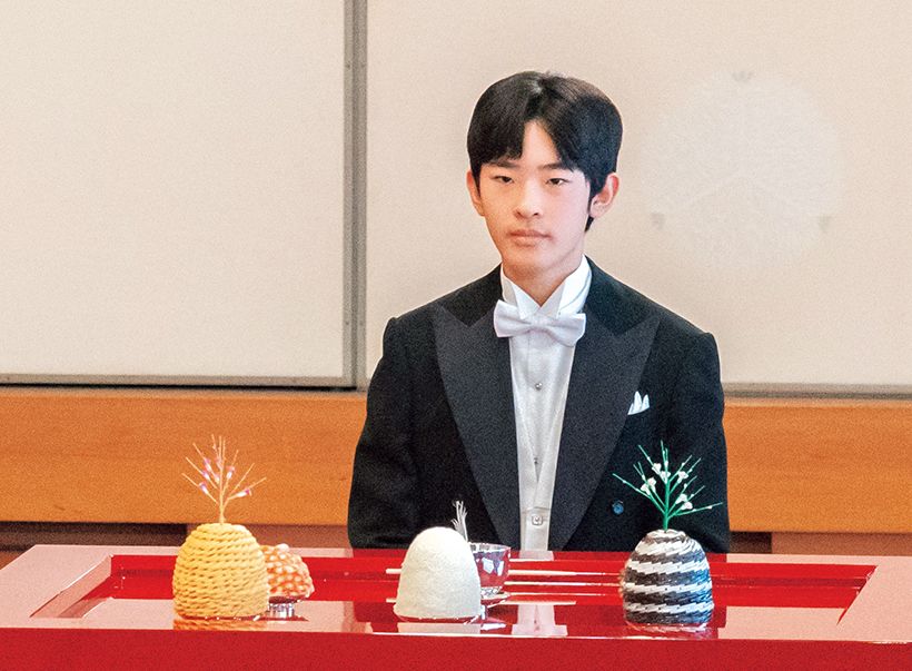 御台盤の前に着席された悠仁さま。