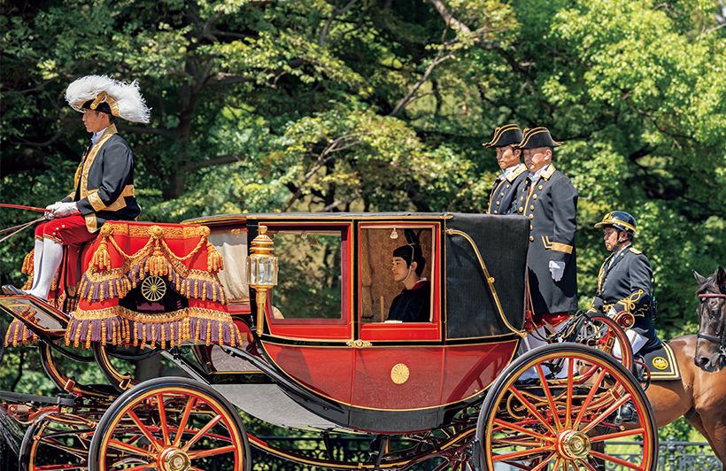 成年の正装である縫腋袍の束帯姿で馬車にお乗りになり、二重橋を渡り切って宮中三殿へ向かわれる悠仁さま。