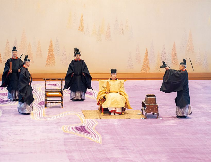 10時　加冠の儀　皇居・宮殿「春秋の間」