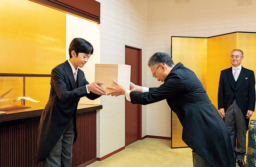 「冠を賜うの儀」。天皇陛下が遣わされた勅使から悠仁さまへ、加冠の儀でおつけになる冠が授けられた。