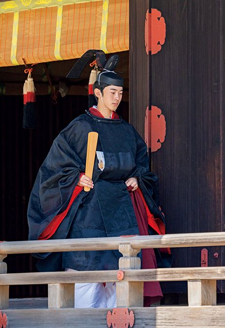 賢所で告文を奏され、ご拝礼をお済ませになり、厳粛な表情で退下なさる悠仁さま。