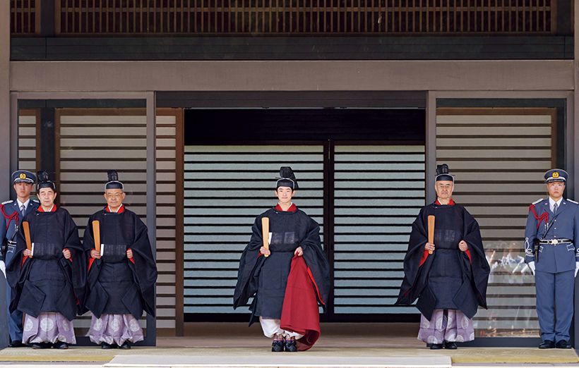 加冠の儀を終えられて、宮中三殿へ向かうため、宮殿・南車寄にお出ましになった悠仁さまと諸役。