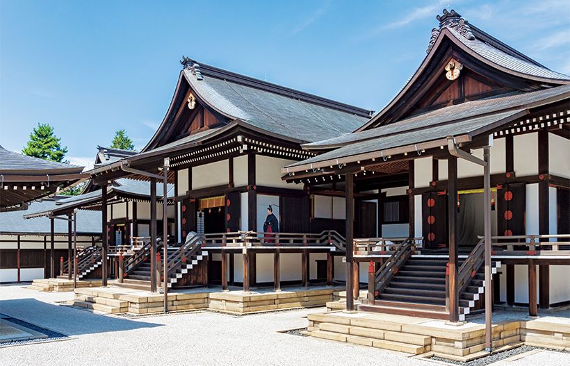 宮中三殿に拝礼され、成年になられたことをご報告 手前より神殿・賢所・皇霊殿。中央の皇祖天照大御神を祀る賢所でのご拝礼に向かわれる悠仁さま。