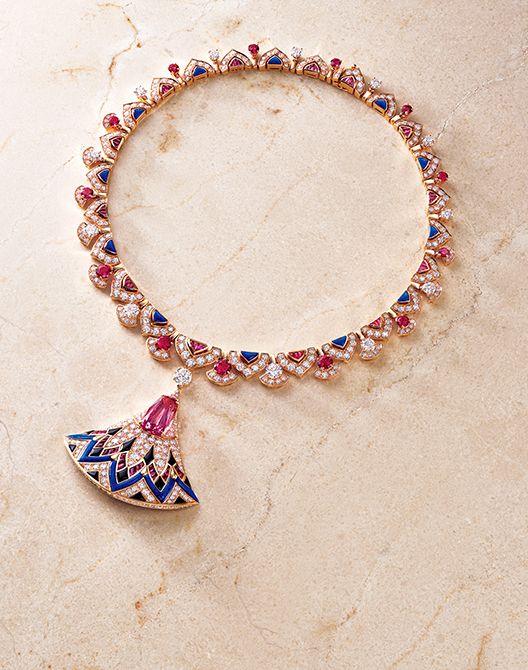 メゾンの伝統に根ざした至高のネックレス