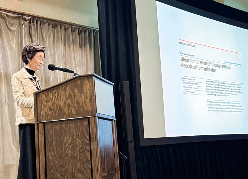 80歳からのライフワークとしてナノプラスチックの削減に取り組む菅沼先生。2026年1月、アメリカ・ニューメキシコ 大学主催のナノプラスチックに関する 国際会議において英語で講演。その後 スタンフォード大学でプレゼンを行う。