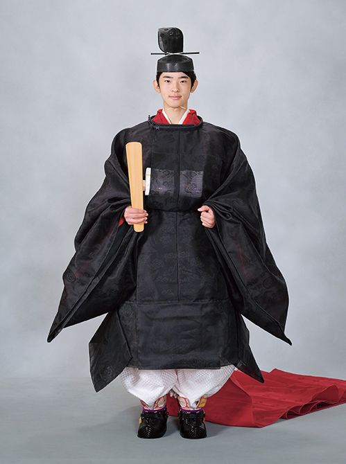 闕腋袍とは異なり縫腋袍には裾に襽(らん)と呼ばれる横裂がつき、下襲の裾のみが見える。