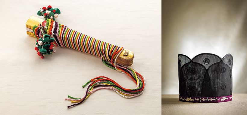 右・「空頂黒幘」。文字どおり頂が空いた額当て。薄い絹織物の羅に十六葉八重表菊紋を刺繡して2枚重ね、中央の峰が高い三山形としたものを3片並べて、下には瑞鳥唐草の刺繡が施された紫の細い紐をつけた構造。40年前、秋篠宮皇嗣殿下が着用されたものを受け継がれた。左・「横目扇」。着袴の儀に際し使われたもの。元来は杉の板目の薄板を用い、子ども用を意味した。現在は檜柾目で作られた檜扇で、朱赤、白、緑、紫、黄、桃色6色の飾り糸と糸花(いとばな)と呼ばれる造花がついている。