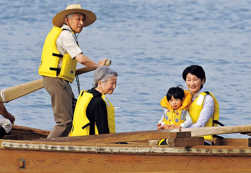 （7）平成21年9月14日　祖父宮さまが操縦される和船で葉山の海を楽しむ悠仁さま。降りる際には渡し板の上をお一人でお歩みになった。