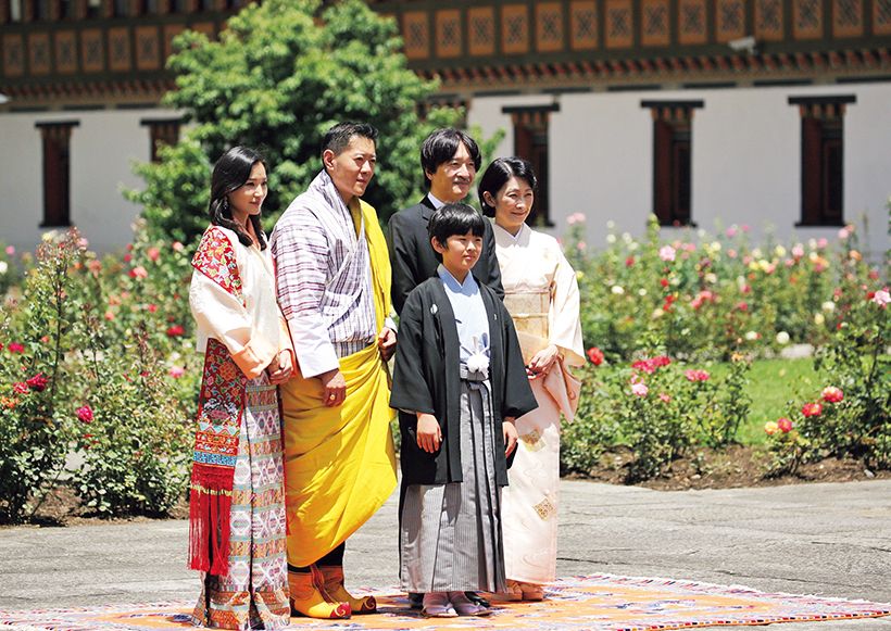 （19）同月19日　ワンチュク国王王妃両陛下とのご面会のため、城塞「タシチョゾン」をご訪問。中庭での記念撮影。