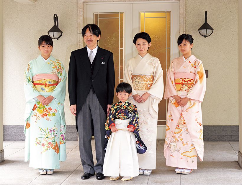 （12）儀式の後、会場となった赤坂東邸の正面玄関にお出ましになったご一家。