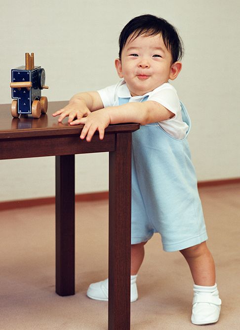 （4）1歳のお誕生日をお迎えになる間際、つかまり立ちをなさる悠仁さま。