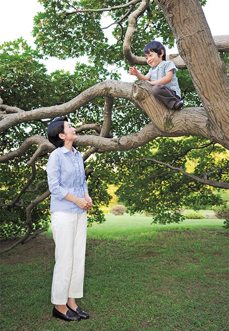（9）平成23年8月10日　もうすぐ5歳。木登りがお気に入りで、秋篠宮皇嗣妃殿下の背丈を超える高さまで楽々登られた。この年のお誕生日会見で秋篠宮皇嗣殿下は「木にすたすたと登っていくのを見たりしますと、去年だったら余りできなかったのかなと思ったりすることもあります」と健やかな成長のご様子をお話しになった。