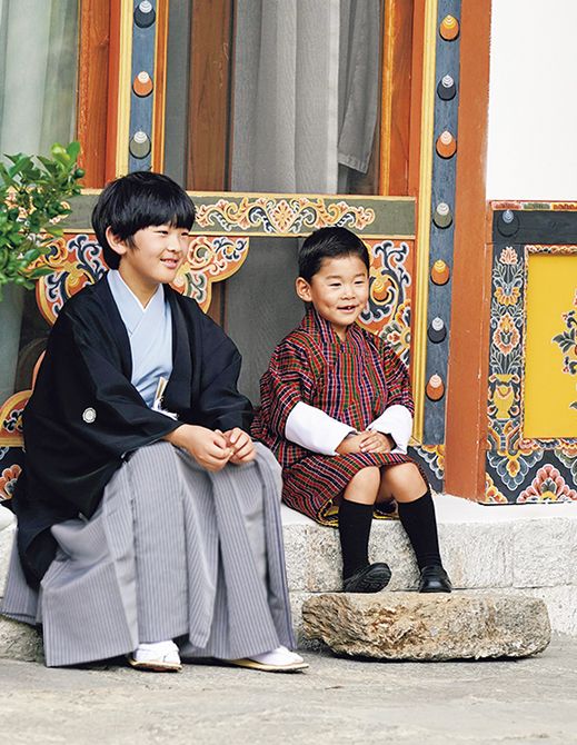（20）同日　第一王子ジグメ・ナムゲル殿下とご一緒に過ごされる悠仁さま。
