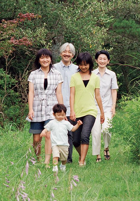 （5）平成20年夏　那須御用邸を散策なさる秋篠宮ご一家。足取りも軽やかに、先頭を元気にお歩きになる悠仁さま。